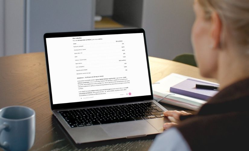 Conversation avec assistant IA qui recommande agence digitale à prospect comme un commercial